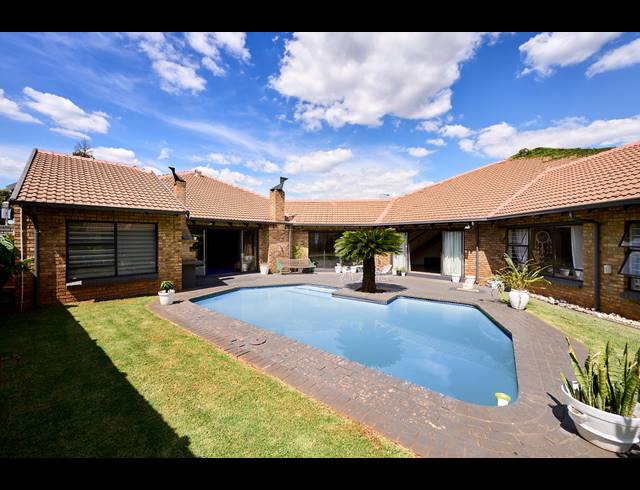 5 BEDROOM HOUSE FOR SALE IN ZWARTKOP